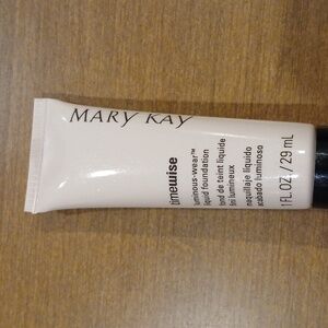 Mary Kay luminous-wear liquid foundation Ivory 2